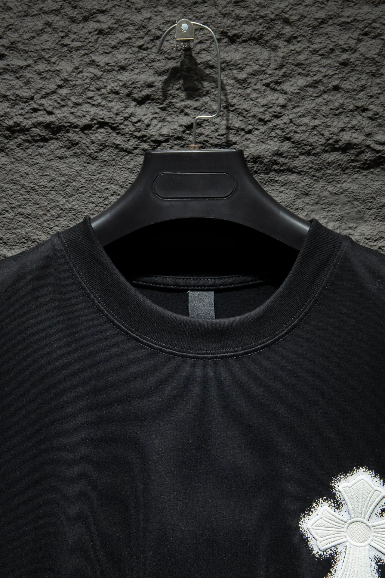 P170 🆕Chrome Hearts os version is really charming and Chrome Hearts is really a must-have. Each season's new version is made to the extreme. It is very practical and can be worn casually. Nice✔️ - ⚠️100% cotton. It is made of 32-count double yarn, 260-gram weight fabric and imported knitted carded cotton. It has moderate thickness, drape and contour, and the upper body is comfortable! ! It is very tolerant to fat body types and can instantly lose five pounds after wearing it!  The front and rear panels are hand-printed on the silk screen platen, and the 3D full-color scan pattern is used as film to ensure that the printing pattern is restored to the highest degree, and the printing has a cracking effect and is reinforced and not easy to fall off. The upper and lower LOGO printing has a strong touch texture. The printing material uses environmentally friendly active water slurry, and the base anti-sublimation liquid. The ready-made garments can withstand washing without stripping. Front panel #Back panel Simple elements# Artistic arrangement of English letters Imported Tajima high-density heavy industry embroidery technology Three-dimensional and full fonts The addition of handmade elements to the body of the garment greatly increases the interest of the garment and creates a unique visual effect. After special fraying effect treatment, a unique distressed effect is formed. An irregular hem is added to the version. This year, Crow Heart is focusing on the version. In the past two years, the oversize version has become the focus of the trend. It has also been a popular staple in the past two years. The change of designers has made this brand an instant hit. The progressive fashion of the times also needs the blood impact of fresh elements and trendy designs in order to continue its glory! It’s stylish both inside and outside, a must-have for high street travel! An absolute "eye-catching style" that can match couples 💏 Color: black and white Size: S M L XL